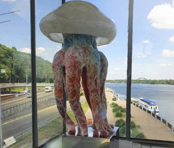 В метро Киева скульптура медузы простояла всего день. Фото