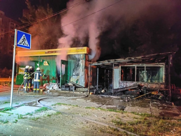В Киеве во время пожара в ларьке погибла продавец овощей