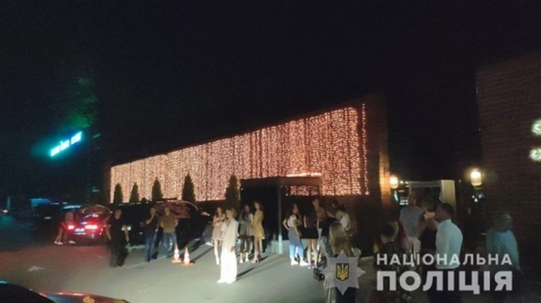 Под Киевом ночной клуб организовал вечеринку на 500 человек
