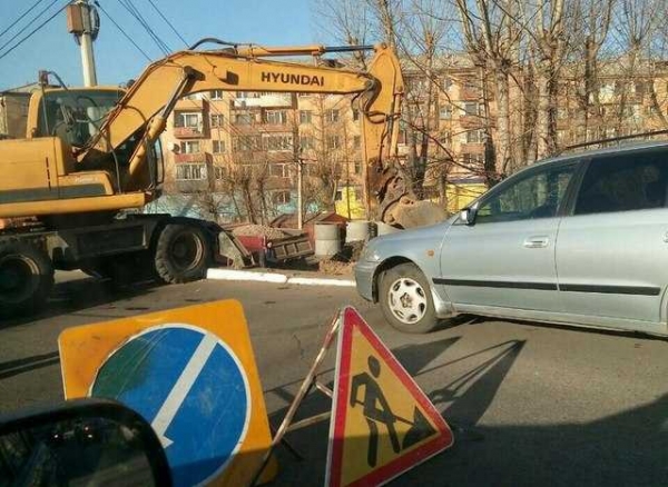 В Киеве из-за аварии на канализационном коллекторе на пересечении просп. Порика и просп. Правды перекрыто движение