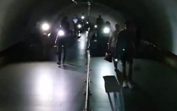 Опубликовано видео из метро Киева во время отключения света