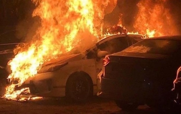 В Киеве ночью горело авто полиции