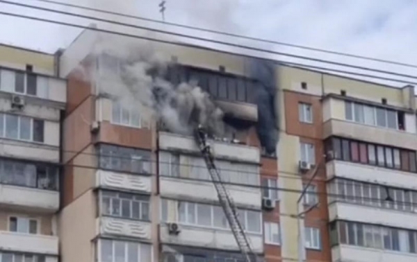 В Киеве спасатели не смогли вытащить женщину с горящего балкона. Видео