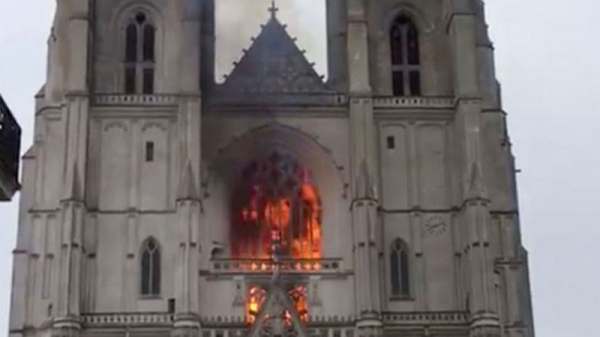 Макрон отреагировал на пожар в соборе Нанта