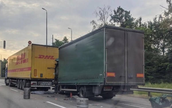 Смертельное ДТП под Киевом: на светофоре столкнулись два грузовика