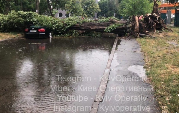 Киев засыпало градом, ливни повредили дорогу