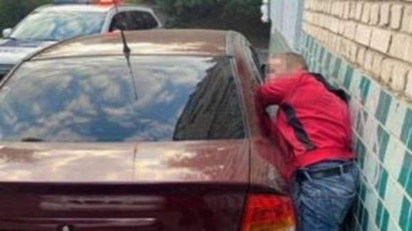 Конфуз дня: в Киеве грабитель застрял между стенкой и автомобилем