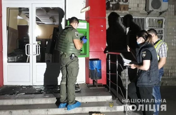 В Киеве на Подоле взорвали банкомат и похитили из него кассеты с деньгами