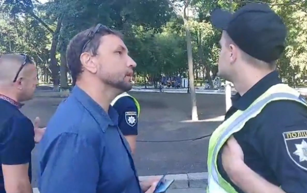 Опубликовано видео стычки Вятровича с полицейским