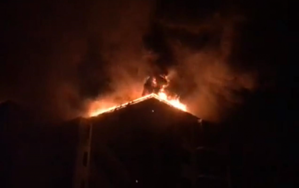 В Киеве горит крыша новостроя
