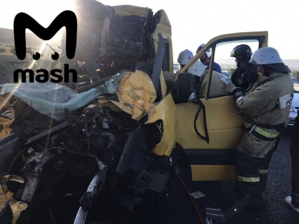 В Крыму микроавтобус влетел в грузовик: восемь жертв