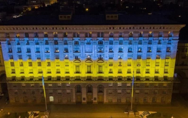 Здание КГГА подсветили сине-желтым цветом