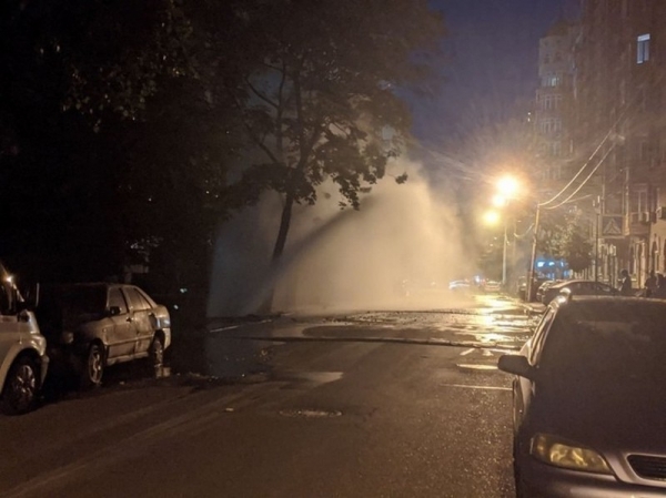 В Киеве из-за прорыва трубы образовался фонтан. Видео