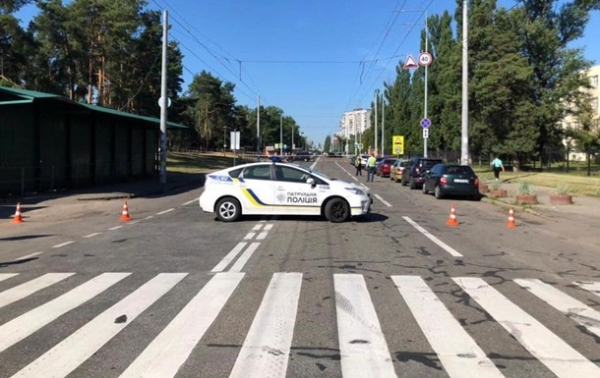 В Киеве из-за подозрительного предмета перекрыли улицу