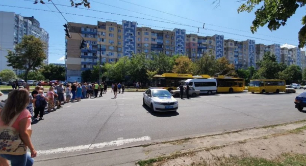 В столице киевляне перекрыли проспект Маяковского из-за возможного закрытия рынка на Троещине