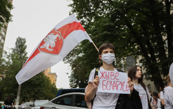    Новости Киева - под посольством Беларуси жгли фаеры - новости Украины    