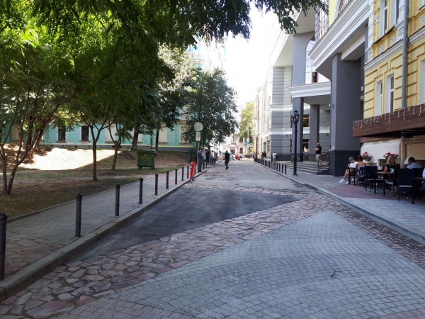 В центре Киева Десятинный переулок стал пешеходным