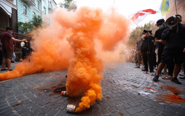     Протест под посольством Беларуси в Киеве - активисты жгут файеры - новости Украины    