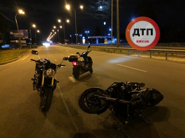 Оторвало ноги и голову: В Киеве мотоциклист насмерть сбил гуляющего по трассе пешехода