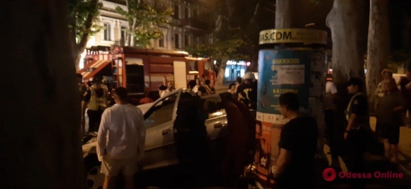 В Одессе ночью столкнулись сразу четыре автомобиля