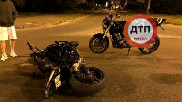 Оторвало ноги и голову: В Киеве мотоциклист насмерть сбил гуляющего по трассе пешехода