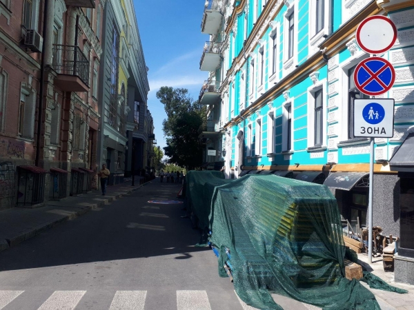 В центре Киева Десятинный переулок стал пешеходным