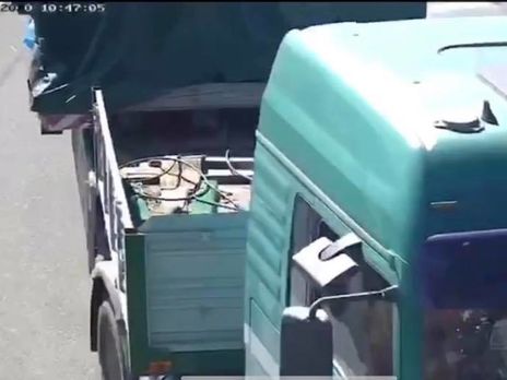 Кличко: Неизвестные на двух грузовиках украли с Подольско-Воскресенского моста 12 новых вантов