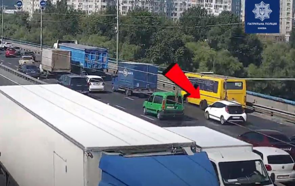 В Киеве у маршрутки на мосту отвалились колеса