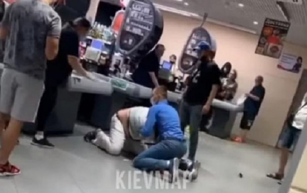 В Запорожье покупатель набросился на охранника супермаркета из-за маски. Видео