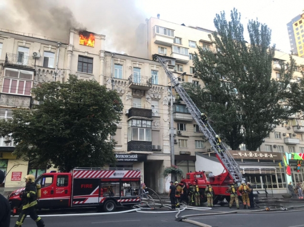 Столичные спасатели ликвидировали пожар в жилом доме на ул. Большой Васильковской