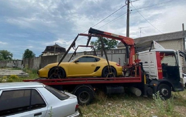 В Киеве угнали Porsche с помощью эвакуатора