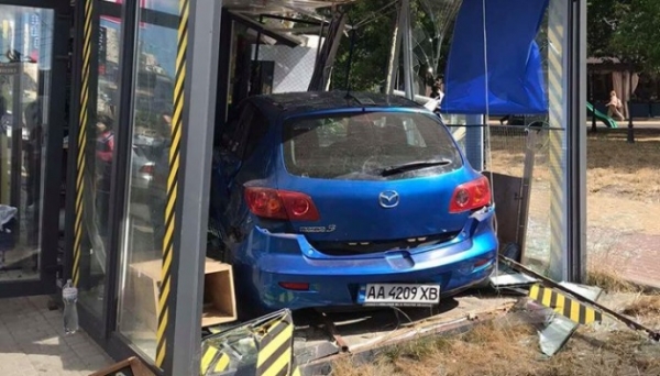 В Киеве произошло ДТП с пострадавшими: легковушка проехала на 