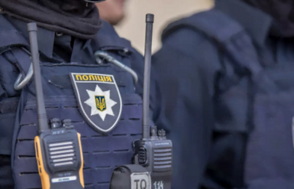 В столичном онкоцентре три злоумышленницы украли у женщины 21 тысячу гривен