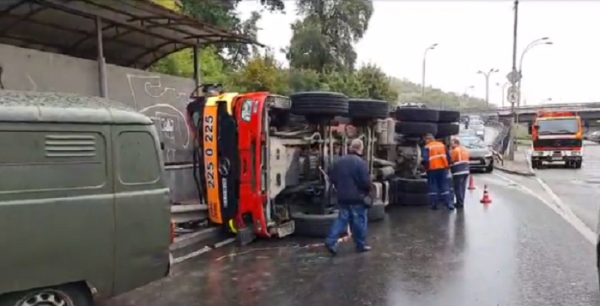 В Киеве на бульваре Дружбы Народов перевернулся грузовик, водитель погиб
