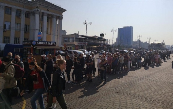 В Киеве очередь заблокировала вход в метро на вокзале