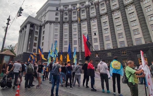 Под Кабмином митингуют студенты Олимпийского колледжа