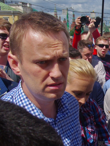     Песков прокомментировал следы Новичка на бутылке из номера Навального - новости мира    