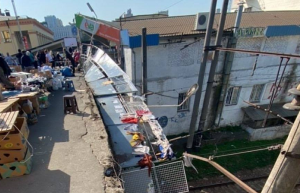 В Киеве на железнодорожном вокзале на рельсы упал забор пешеходного моста