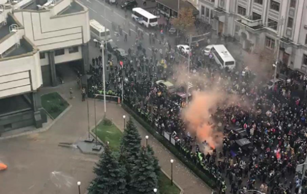 В Киеве у здания КСУ собираются протестующиеЭксклюзив