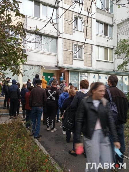 В Киеве выстроились огромные очереди для сдачи тестов на COVID 