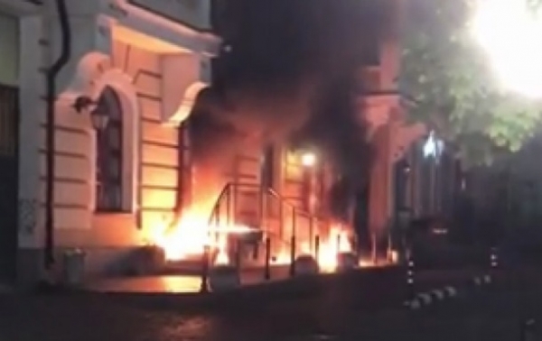 В Киеве загорелся дом на Воздвиженке
