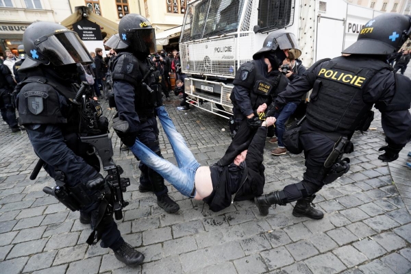     Новости Чехии - полиция жестко разогнала протест против карантина - коронавирус новости    