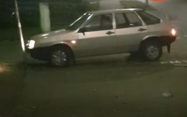В Киеве водитель трижды врезался в дорожный знак