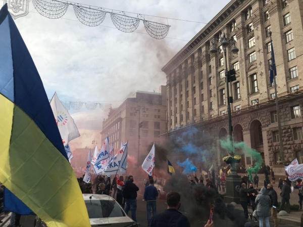 Центр Киева перекрыт: На Крещатике митингуют вкладчики банка 