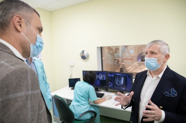 Мэр Кличко посетил новый корпус больницы, где будут лечить рак и Covid-19
