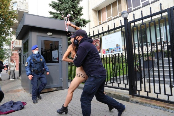     Акция Femen - В Киеве активистка разделась у посольства Польши - новости Украины    