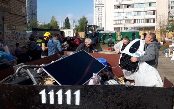 Взрыв на Позняках в Киеве: жильцам дома начали возвращать вещи