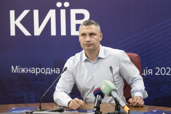 Мэр Кличко поддержал бесплатную раздачу масок в день выборов