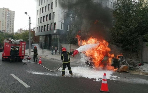 В Киеве опрокинулся и загорелся автомобиль