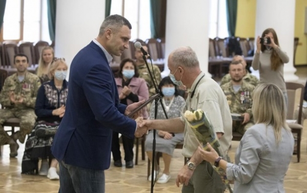 В Киеве увеличили помощь семьям погибших участников АТО - Кличко